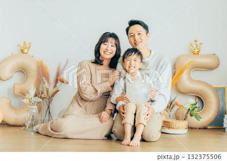 誕生日を祝う家族 誕生日を祝う家族 132375506