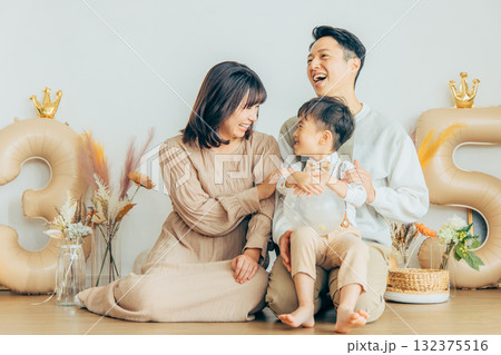 誕生日を祝う家族 132375516