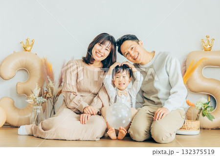 誕生日を祝う家族 132375519