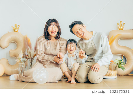 誕生日を祝う家族 誕生日を祝う家族 132375521