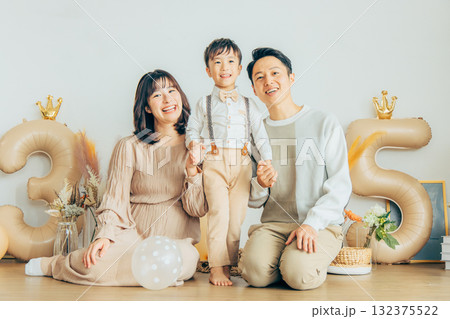 誕生日を祝う家族 132375522