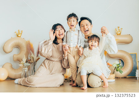 記念撮影をするファミリー 記念撮影をするファミリー 132375523