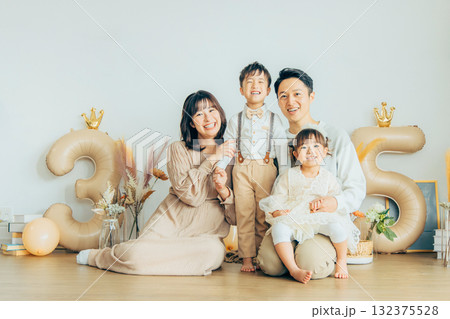 記念撮影をするファミリー 132375528