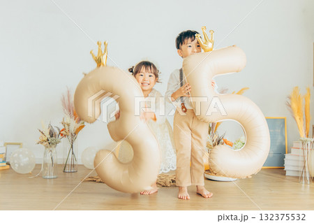 七五三の記念撮影をする子供 132375532