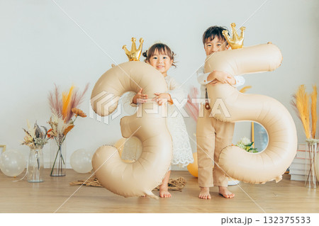 七五三の記念撮影をする子供 七五三の記念撮影をする子供 132375533