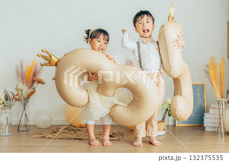 七五三の記念撮影をする子供 七五三の記念撮影をする子供 132375535