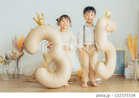 七五三の記念撮影をする子供 132375536