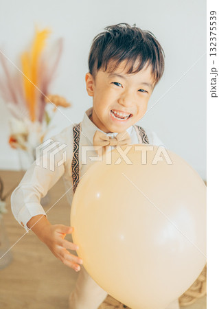 風船を持つ男の子 132375539