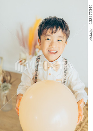 風船を持つ男の子 132375540