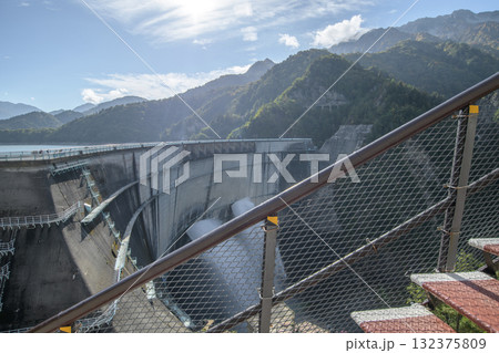 黒部ダム 展望台へ上る階段から観る観光放水 富山県 黒部ダム 展望台へ上る階段から観る観光放水 富山県 132375809