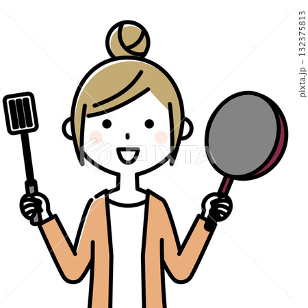 フライパンを持つ若い女性 料理 フライパンを持つ若い女性 料理 132375813