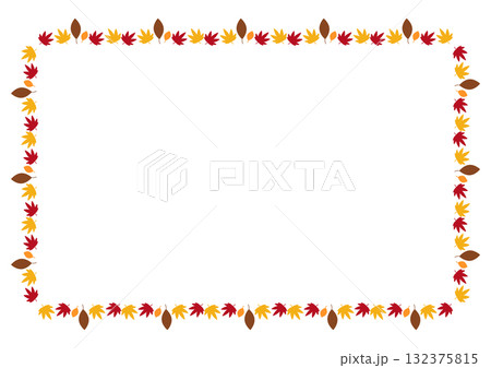秋の紅葉と落ち葉のシンプルフレーム 132375815