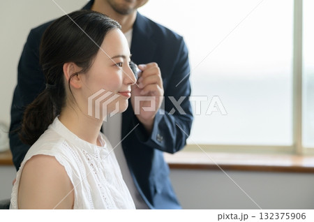 女性をメイクアップする男性 132375906