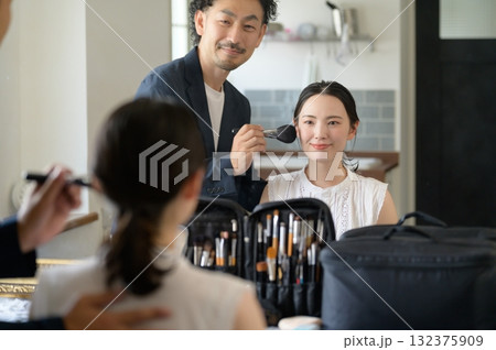 女性をメイクアップする男性 132375909