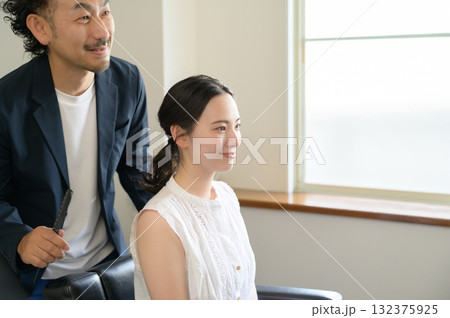 女性をメイクアップする男性 132375925