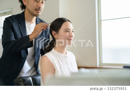 女性をメイクアップする男性 132375931