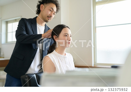 女性をメイクアップする男性 132375932