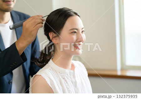女性をメイクアップする男性 132375935