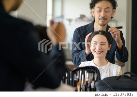 女性をメイクアップする男性 132375938