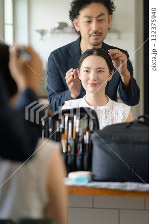 女性をメイクアップする男性 女性をメイクアップする男性 132375940
