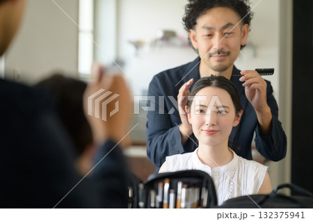 女性をメイクアップする男性 女性をメイクアップする男性 132375941