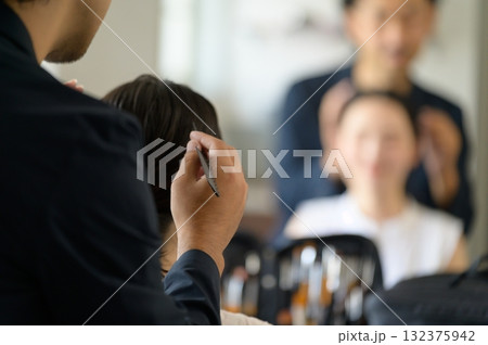 女性をメイクアップする男性 132375942