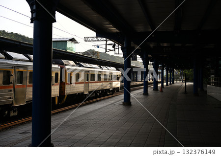 夕暮れの駅ホームに停車する列車 132376149