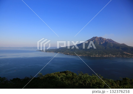 桜島と鹿児島湾の湾奥を見た風景 桜島と鹿児島湾の湾奥を見た風景 132376258
