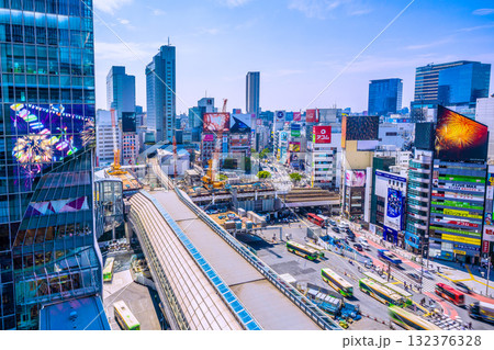 日本の東京都市景観 渋谷の街を望む。手前は東京メトロ銀座線渋谷駅。奥に渋谷スクランブル交差点が見える 132376328