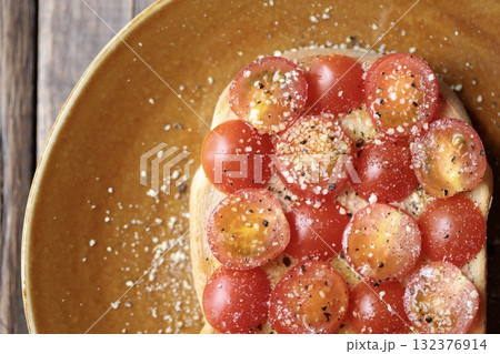 オリーブオイルと粉チーズのトマトサラダトースト オリーブオイルと粉チーズのトマトサラダトースト 132376914