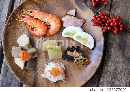 アカシアプレートに取り分けた一人用のお節料理 132377092