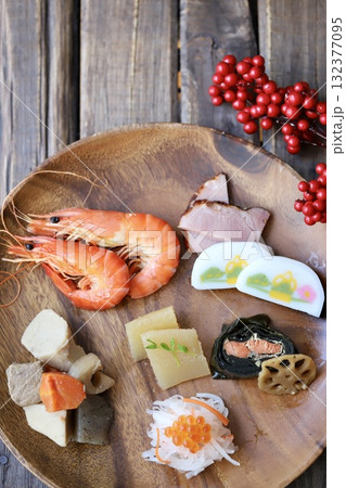 アカシアプレートに取り分けた一人用のお節料理 アカシアプレートに取り分けた一人用のお節料理 132377095