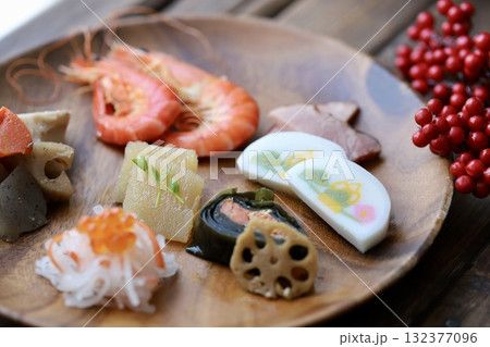 アカシアプレートに取り分けた一人用のお節料理 アカシアプレートに取り分けた一人用のお節料理 132377096