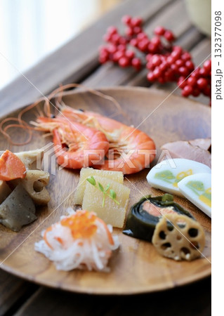 アカシアプレートに取り分けた一人用のお節料理 アカシアプレートに取り分けた一人用のお節料理 132377098