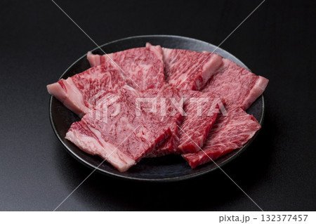 和牛カルビの焼肉 黒背景 132377457