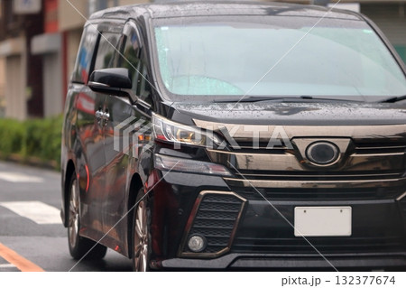 走行中の黒いミニバン 走行中の黒いミニバン 132377674