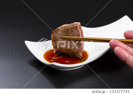 和牛カルビの焼肉 黒背景 132377741