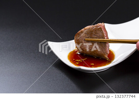 和牛カルビの焼肉 黒背景 和牛カルビの焼肉 黒背景 132377744
