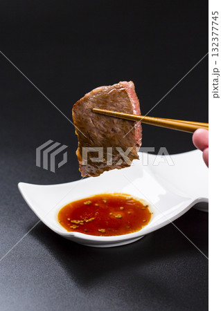 和牛カルビの焼肉 黒背景 和牛カルビの焼肉 黒背景 132377745