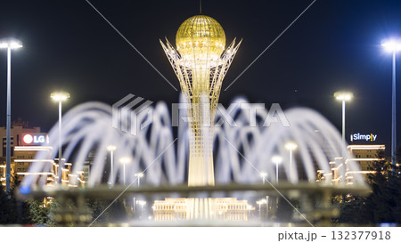 ライトアップされたバイテレクと噴水・夜景 / Bayterek Tower, Astana 132377918