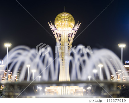 アスタナ・噴水越しに輝くバイテレクタワーの夜景 / Astana, Kazakhstan アスタナ・噴水越しに輝くバイテレクタワーの夜景 / Astana, Kazakhstan 132377919