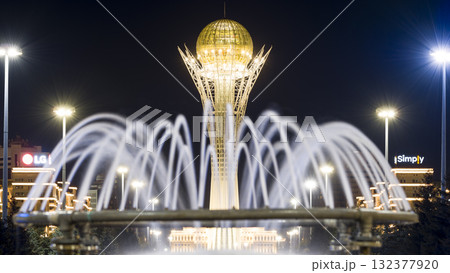 アスタナの夜空に聳えるバイテレクタワー / Bayterek Tower, Astana アスタナの夜空に聳えるバイテレクタワー / Bayterek Tower, Astana 132377920