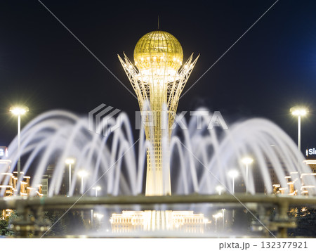 ライトアップされたバイテレクと噴水・夜景 / Bayterek Tower, Astana 132377921