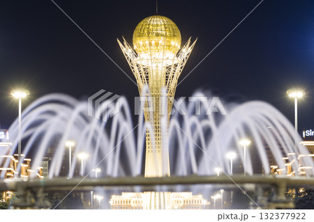 アスタナ・噴水越しに輝くバイテレクタワーの夜景 / Astana, Kazakhstan アスタナ・噴水越しに輝くバイテレクタワーの夜景 / Astana, Kazakhstan 132377922