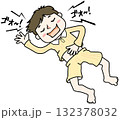 イビキをかいて寝ているパジャマの男性 132378032