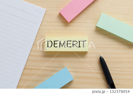 デスクの上にDEMERITと書かれた付箋 デスクの上にDEMERITと書かれた付箋 132378054