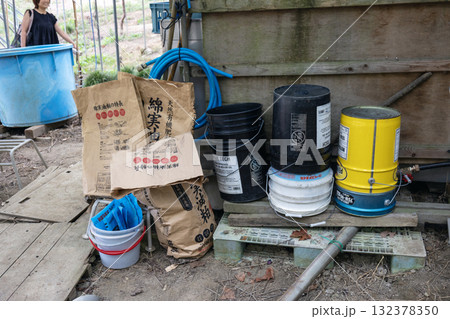 葡萄農園に置かれた肥料の空き容器 132378350