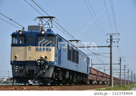 東海道本線を赤ホキ牽引のEF64-1024号機 132378404