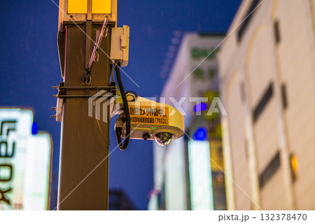 日本の東京都市景観　街角の防犯カメラ作動中。雨の中でも平気、秋葉原駅電気街口の防犯カメラ 132378470