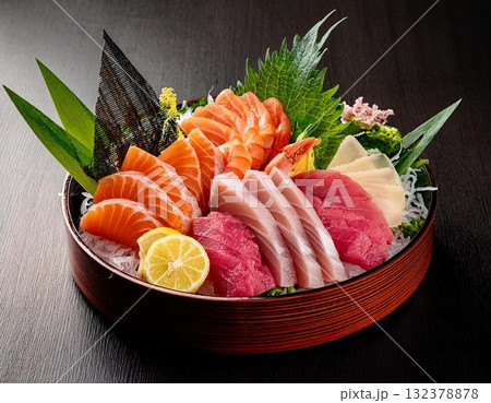 新鮮な刺身盛り合わせ 132378878